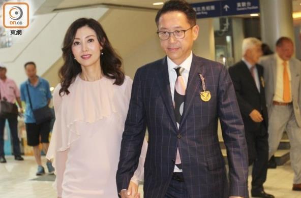 李嘉欣罕见携夫秀恩爱 巨型钻戒抢镜